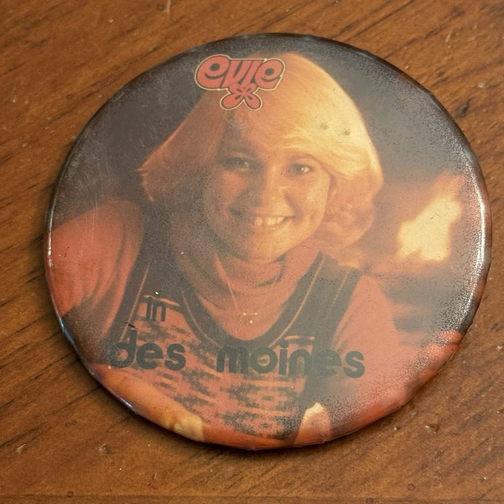 Eevie In Des Moines Vintage Pinback Button Pin Round Circle Iowa